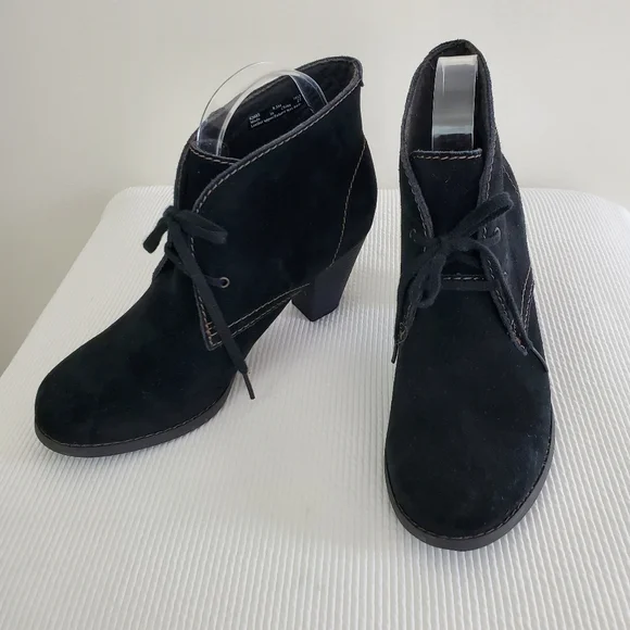 Clarks Bendables Suede Lace Up Block Heel Ankle Bootie - Picture 3 of 10